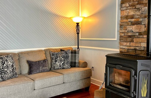 Ashfield Casa | Honey Oak Manor, Charming 4-bedroom house with WiFi, AC in lovely Jim Thorpe