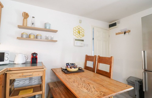 Ripon Cabaña | HONEYBEE COTTAGE, pet friendly, character holiday cottage in Ripon
