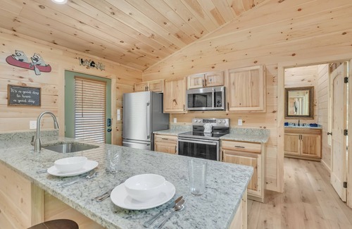 Cosby Cabaña | Honeybee Cottage, Pickleball Court, Creek, WIFI, Mountain Views, Starting at $69