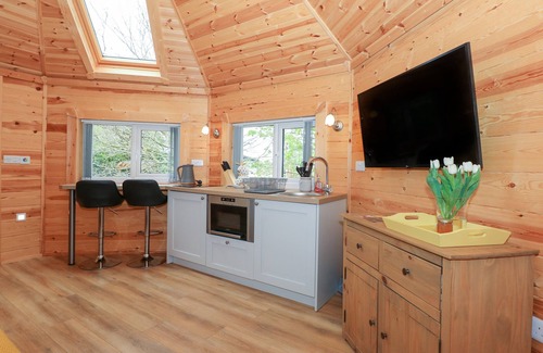 Pentney Cabaña | HONEYBEE RETREAT, romantic, with hot tub in Upper Marham