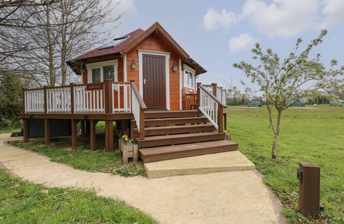 Pentney Cabaña | HONEYBEE RETREAT, romantic, with hot tub in Upper Marham