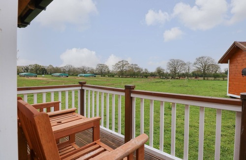 Pentney Cabaña | HONEYBEE RETREAT, romantic, with hot tub in Upper Marham