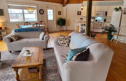 Corran Ban Cabaña | Honeycomb Cottage - santuario amplio, luminoso y espacioso con vista al agua!