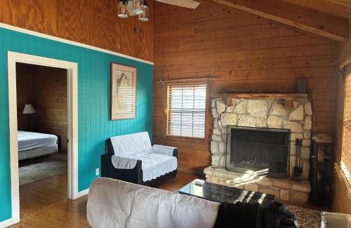 Concan Casa | HoneyComb Hideouts Bearly BeeHavin cabin