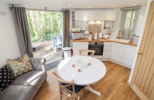 Blandford Saint Mary Casa | HONEYCOMBE, romantic, with hot tub in Blandford Forum