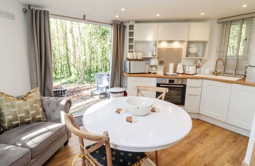 Blandford Saint Mary Casa | HONEYCOMBE, romantic, with hot tub in Blandford Forum