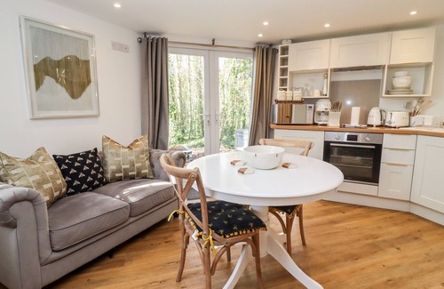 Blandford Saint Mary Casa | HONEYCOMBE, romantic, with hot tub in Blandford Forum