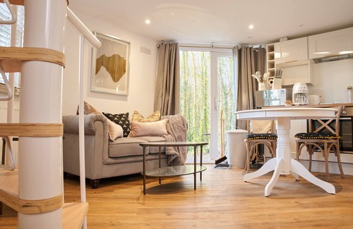 Blandford Saint Mary Cabaña | HONEYCOMBE TREEHOUSE - ROMANTIC ESCAPE | SLEEPS 2 | HOT TUB | BBQ | PATIO | WI-FI