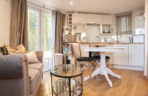 Blandford Saint Mary Cabaña | HONEYCOMBE TREEHOUSE - ROMANTIC ESCAPE | SLEEPS 2 | HOT TUB | BBQ | PATIO | WI-FI