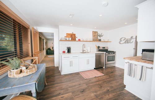 East Millcreek Apartamento | Honeycut Hideaway (king bed, fireplace & Hot tub!)