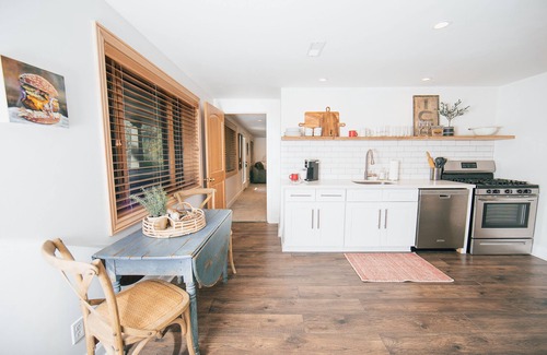 East Millcreek Apartamento | Honeycut Hideaway (king bed, fireplace & Hot tub!)