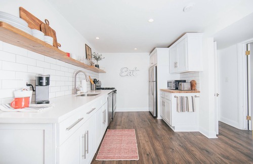 East Millcreek Apartamento | Honeycut Hideaway (king bed, fireplace & Hot tub!)