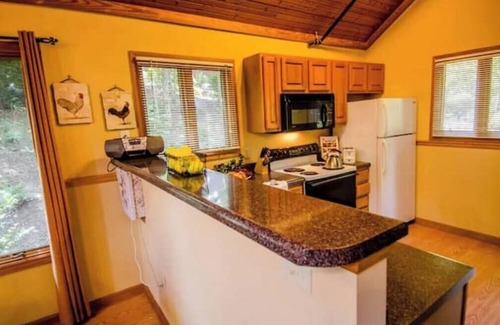 Skyland Cabina | Honeymoon cabin for 2 w/hottub 6mi to DT Asheville