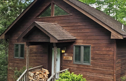Skyland Cabina | Honeymoon cabin for 2 w/hottub 6mi to DT Asheville