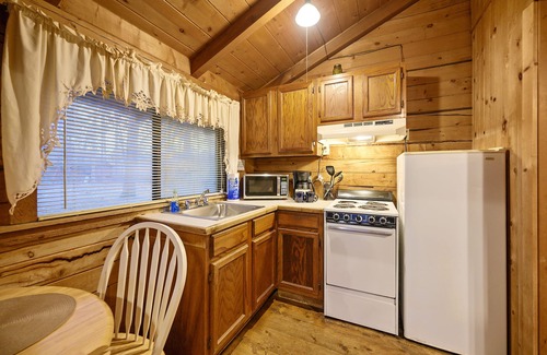 Broken Bow Cabina | Honeymoon Cabin sleeps 2 Guest, on Stocked pond, NEAR the Lake!