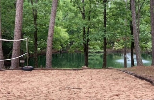 Broken Bow Cabina | Honeymoon Cabin sleeps 2 Guest, on Stocked pond, NEAR the Lake!