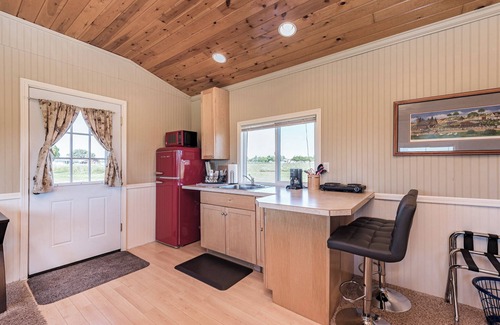 Sequim Cabaña | Honeymoon Cottage - King, Jetted tub, Private