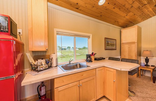 Sequim Cabaña | Honeymoon Cottage - King, Jetted tub, Private