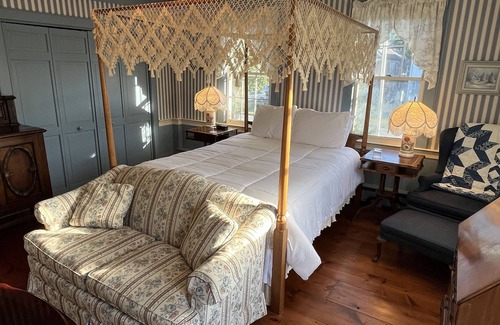 Chester Cama Y Desayuno | Honeymoon Suite with Jacuzzi Tub in Historic Inn