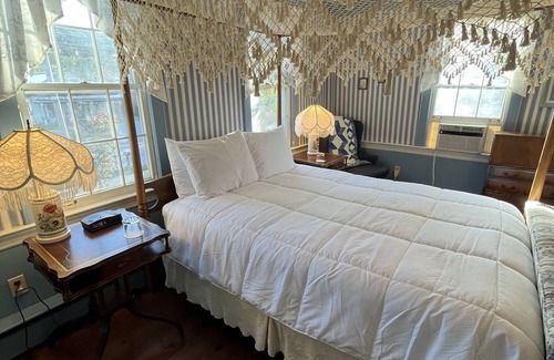 Chester Cama Y Desayuno | Honeymoon Suite with Jacuzzi Tub in Historic Inn