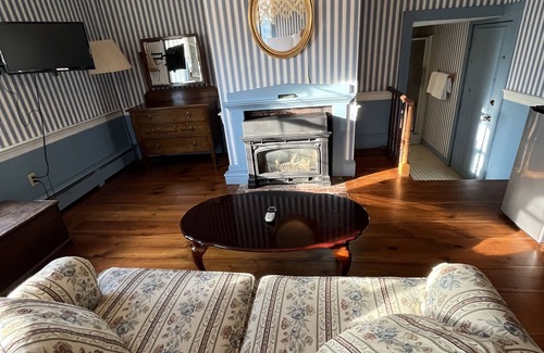Chester Cama Y Desayuno | Honeymoon Suite with Jacuzzi Tub in Historic Inn