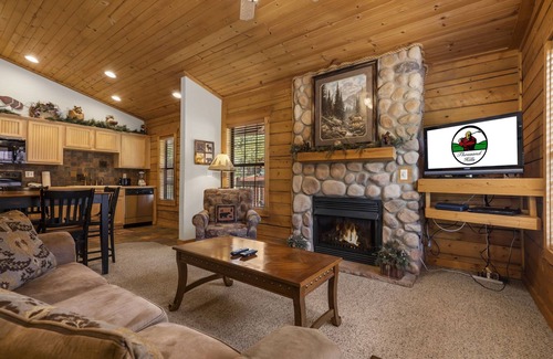 Branson Theater District Cabina | Honeymooner's Cabin with Whirlpool Tub & Fireplace - Heart of Branson