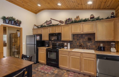 Branson Theater District Cabina | Honeymooner's Cabin with Whirlpool Tub & Fireplace - Heart of Branson