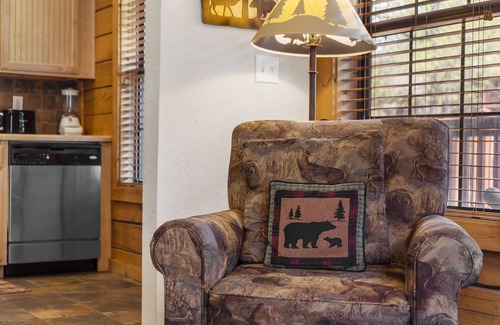 Branson Theater District Cabina | Honeymooner's Cabin with Whirlpool Tub & Fireplace - Heart of Branson