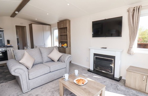 Runswick Bay Cabaña | HONEYSUCKLE LODGE, pet friendly, with hot tub in Staithes