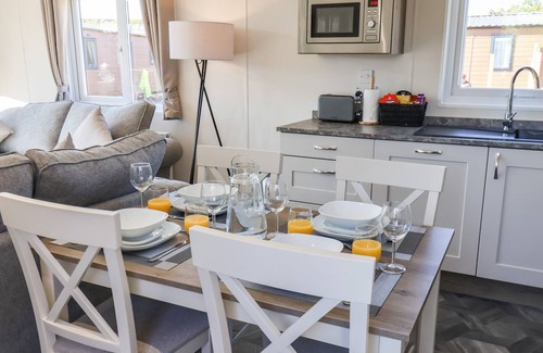 Runswick Bay Cabaña | HONEYSUCKLE LODGE, pet friendly, with hot tub in Staithes