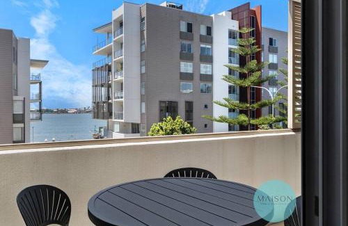 Newcastle Apartamento | Honeysuckle Apartment with Gorgeous Water Views!