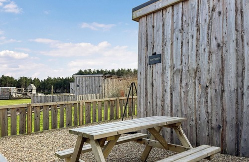 Forres Cabaña | Honeysuckle Bale Cabin - UK49073