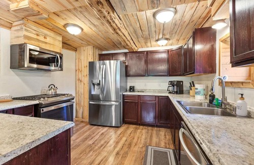 Athol Cabina | Honeysuckle Chalet Athol, Idaho