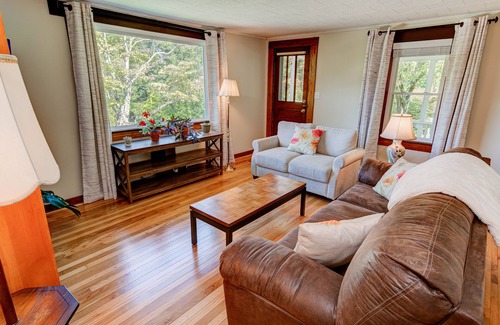 Asheville Cabaña | Honeysuckle Cottage with Mountain Views