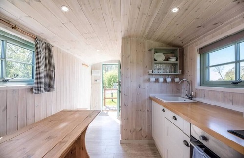 Bedfield Cabina | Honeysuckle Farm Hut 7 - Suffolk Farm Holidays