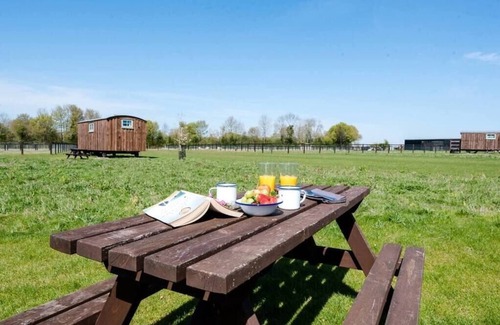 Bedfield Cabina | Honeysuckle Farm Hut 7 - Suffolk Farm Holidays