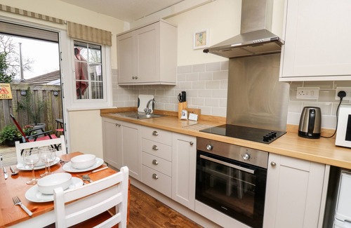 Crossgates Cabaña | HONEYSUCKLE COTTAGE, pet friendly, with a garden in Crossgates