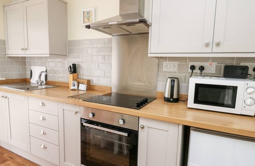 Crossgates Cabaña | HONEYSUCKLE COTTAGE, pet friendly, with a garden in Crossgates