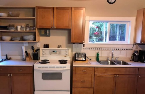 Regional District of Nanaimo Casa | Honeysuckle Hideaway - Beautiful 1 bedroom with additional bunk beds