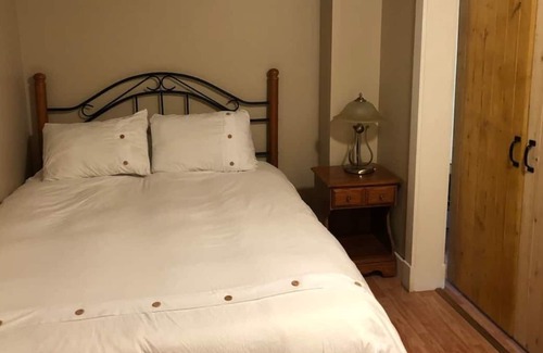 Regional District of Nanaimo Casa | Honeysuckle Hideaway - Beautiful 1 bedroom with additional bunk beds