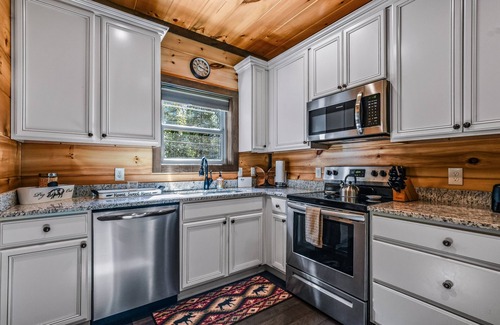 Sevierville Cabina | Honeysuckle Hill 2 Bedroom Cabin by RedAwning