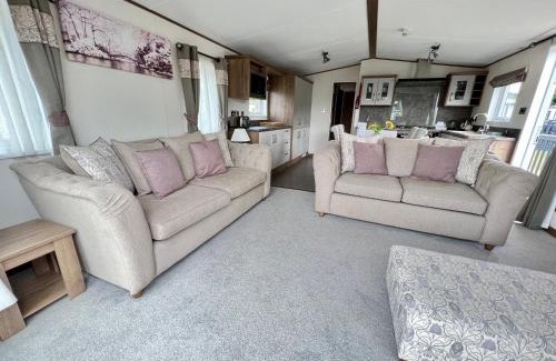 South Cerney Casa | Honeysuckle Hot Tub Lodge