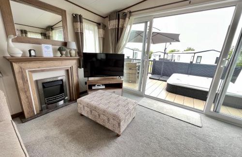 South Cerney Casa | Honeysuckle Hot Tub Lodge