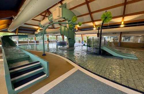 South Cerney Casa | Honeysuckle Hot Tub Lodge
