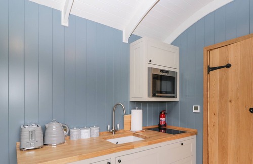 Staple Hill Cabaña | HONEYSUCKLE HUT, MYRTLE FARM, romantic, with hot tub in Warmley