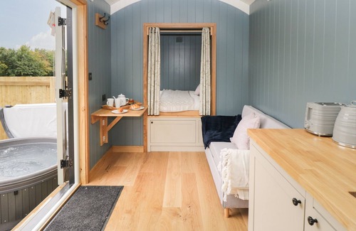 Staple Hill Cabaña | HONEYSUCKLE HUT, MYRTLE FARM, romantic, with hot tub in Warmley