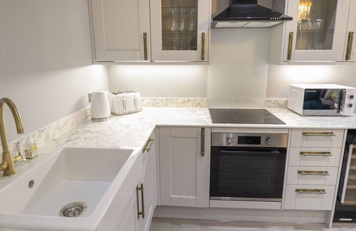Hull Cabaña | HONEYSUCKLE, with a garden in Willerby