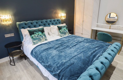 Hull Cabaña | HONEYSUCKLE, with a garden in Willerby