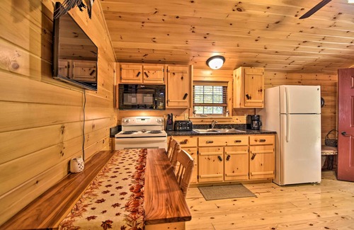 St George Cabina | ‘Hooah’ Cabin Retreat w/ Grill & Step-Free Access