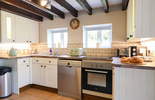 Longnor Cabaña | HOOBROOK COTTAGE, pet friendly, with hot tub in Butterton